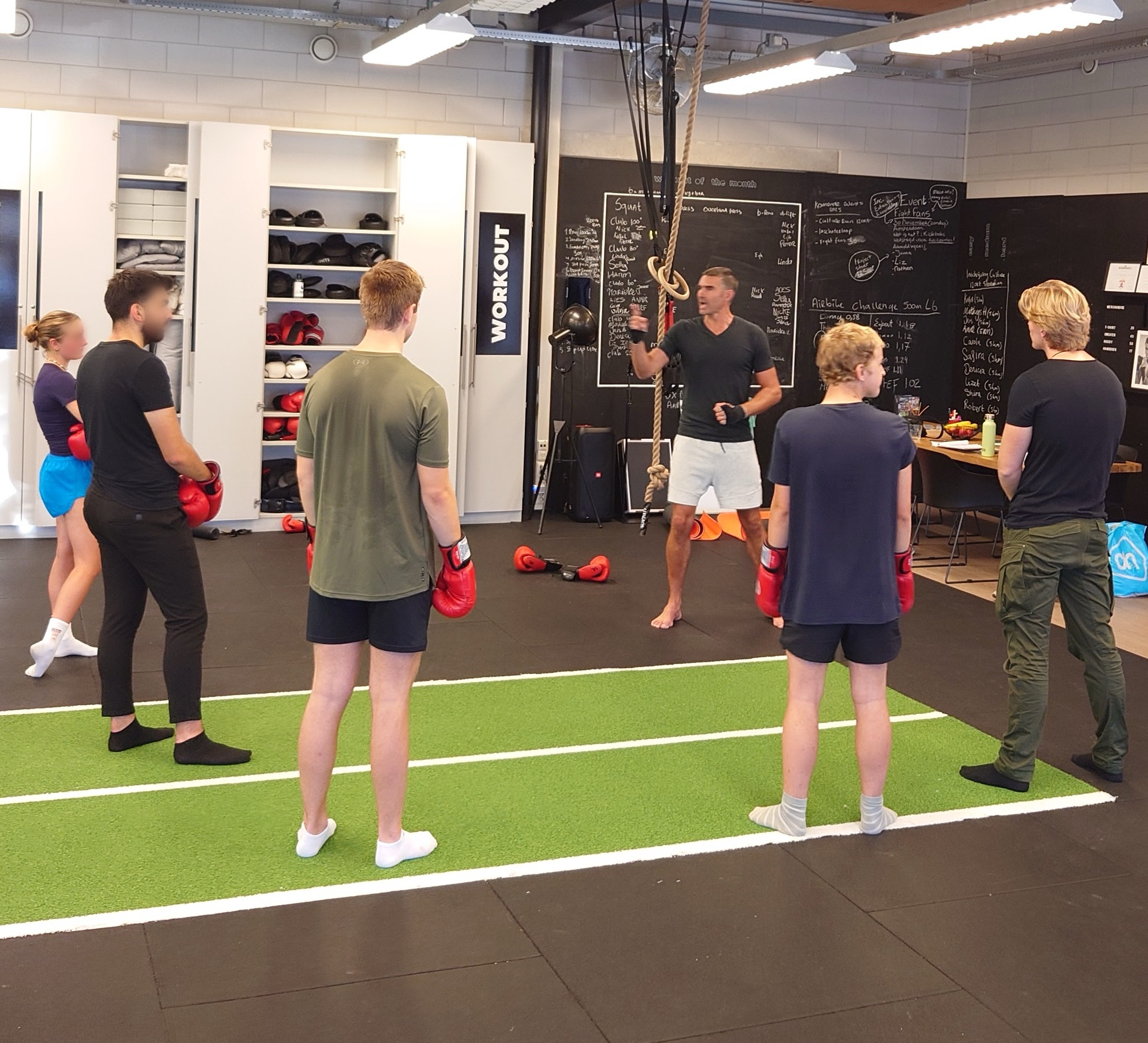 Bas coach workout sessie voor het fysieke kracht en inzet