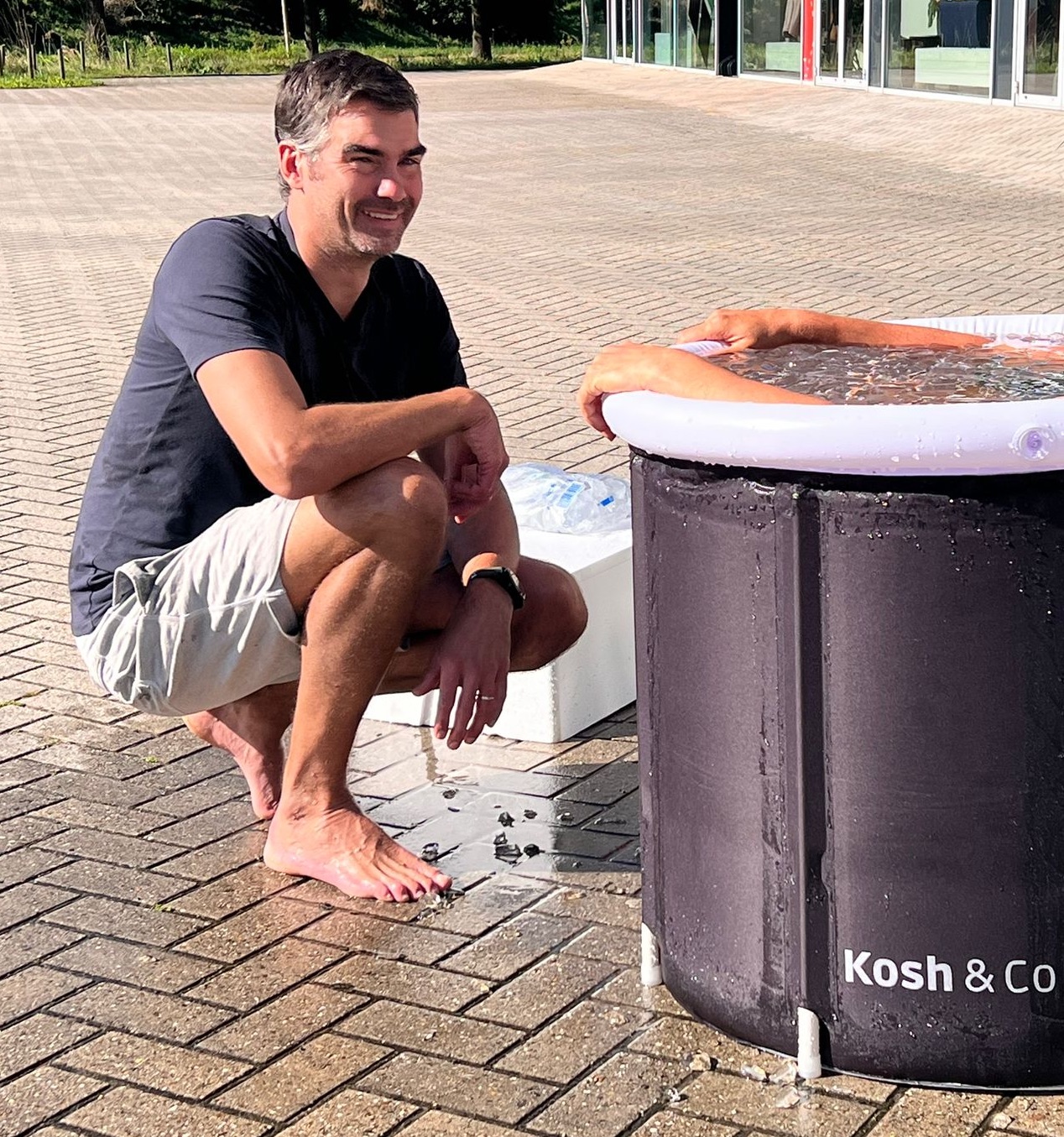 Bas coach ijsbad sessie voor het verleggen van grenzen, stress en inzet