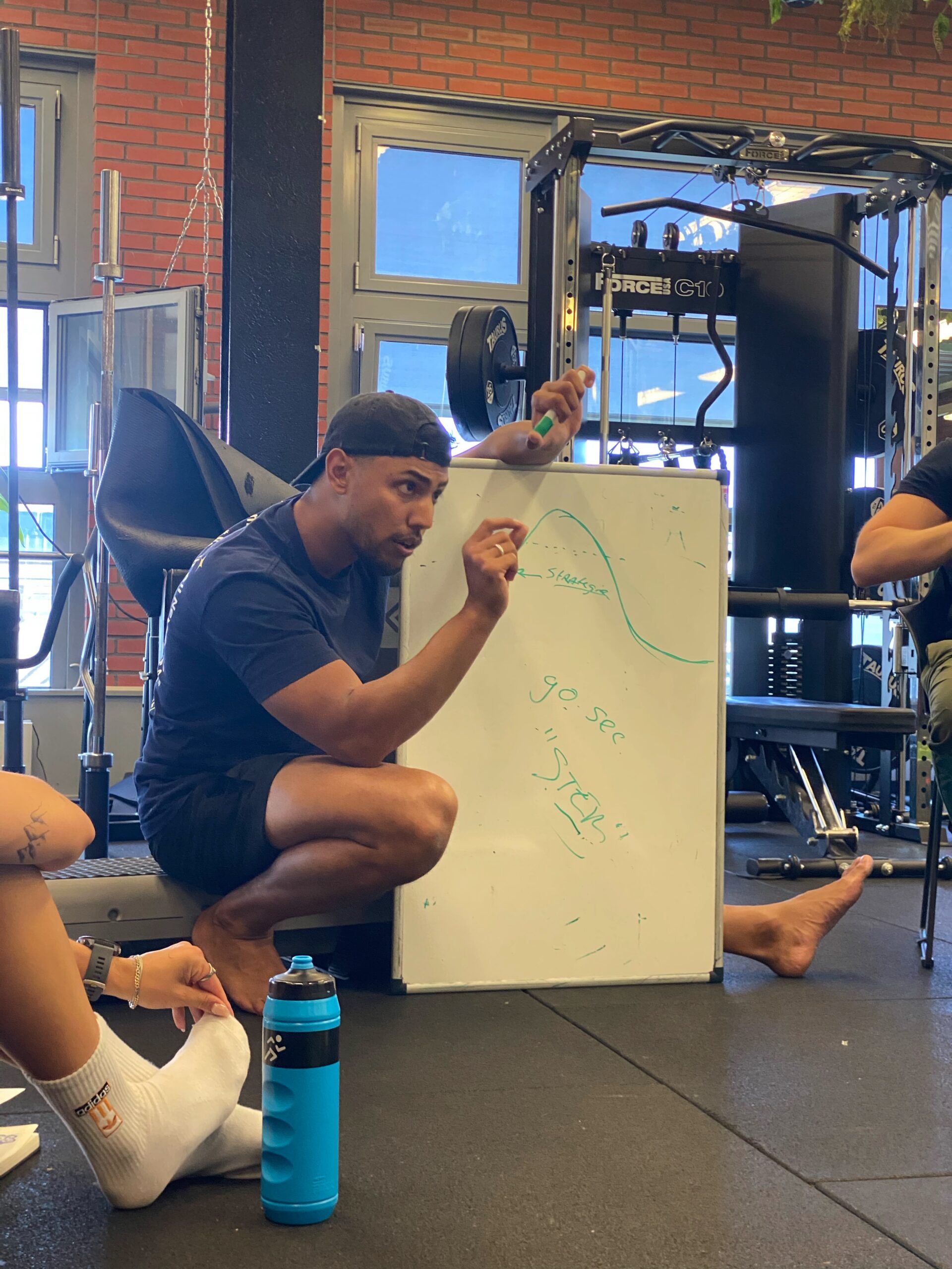 Levi Schoone geeft instructies tijdens een fysieke training